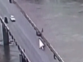 Drunk driver launches a scooterist into the river