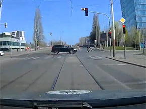Motorcyclist thief threads the needle through an intersection